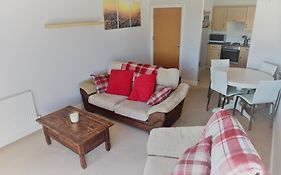 2Br Apt In Crawley W Parking - Near Gatwick